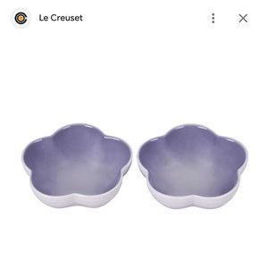 Le Creuset Set of 2 Flower Dishes Bowls in Blue Bell Purple
